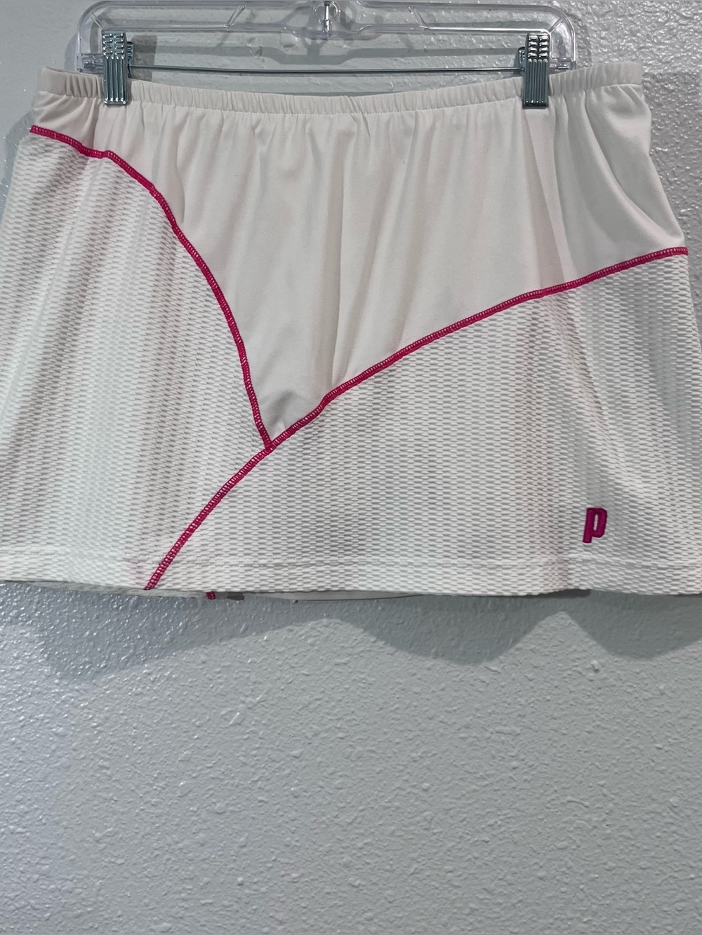 white Prince tennis skort with pink accent stitching and a mesh texture Sz XL